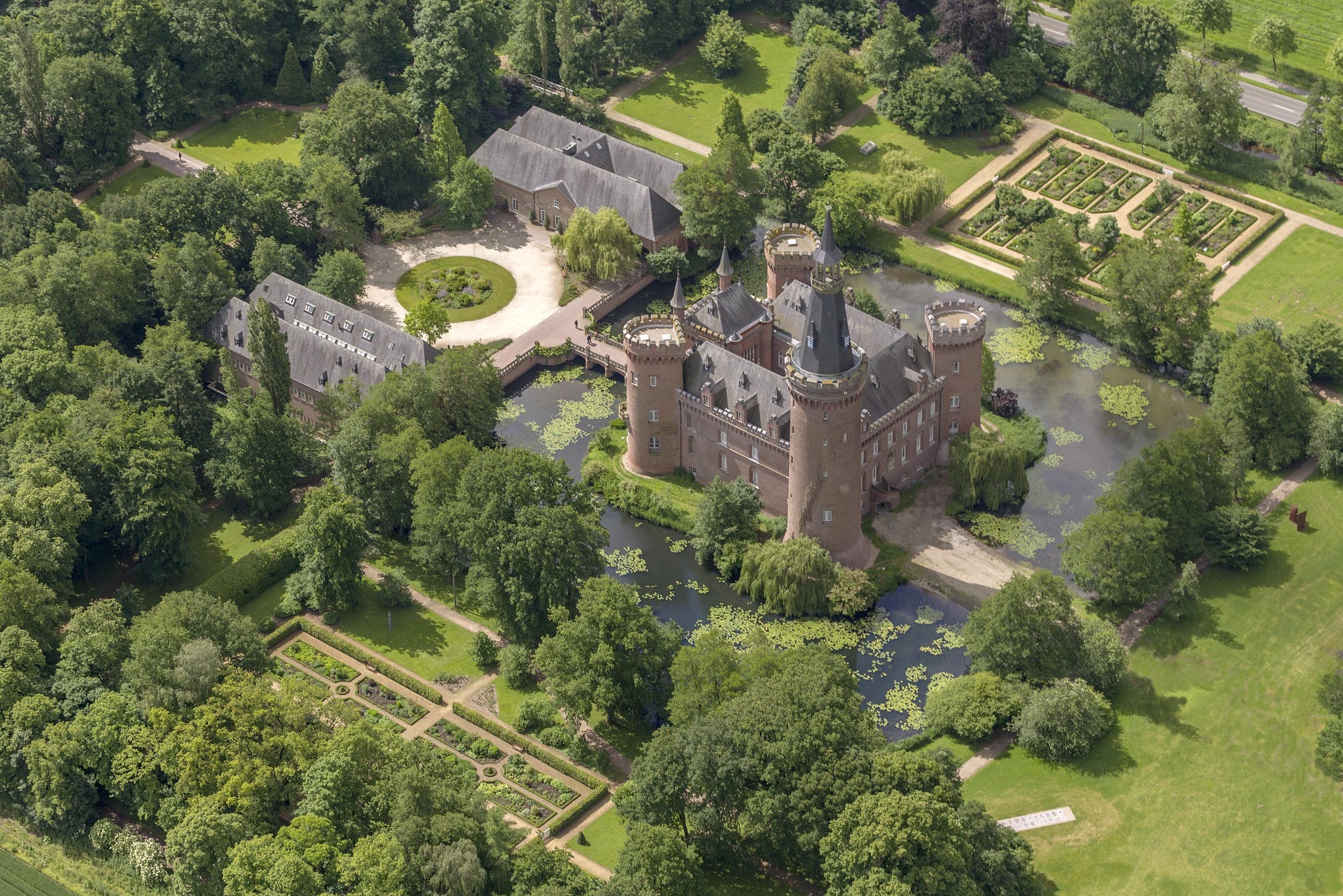 PM24-057 - Moyland - Luftaufnahme vom Museum Schloss Moyland